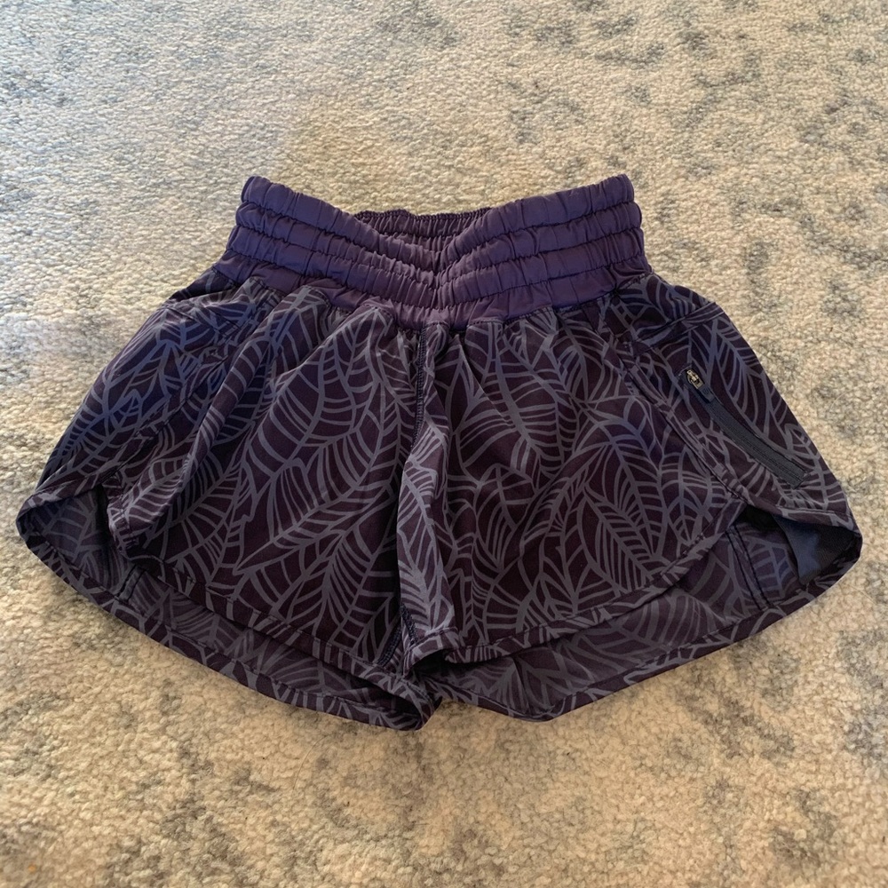 LULULEMON TRACKER SHORTS// Pretty Palm - Picture 3 of 4